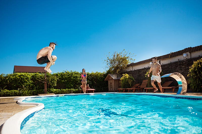 Prohibición del uso de las piscina a propietarios morosos